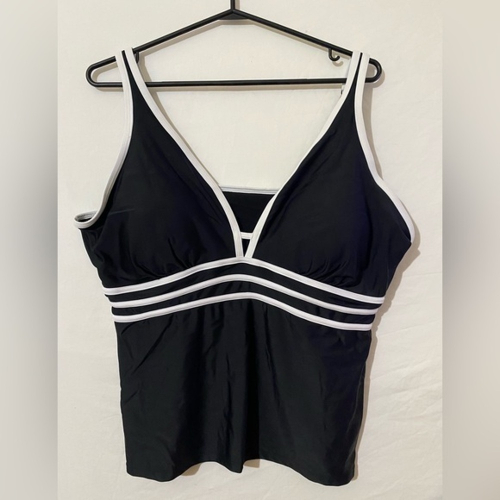 4 for $25 🍒 Christina Black & White Recycled Nylon Swim Top Tankini